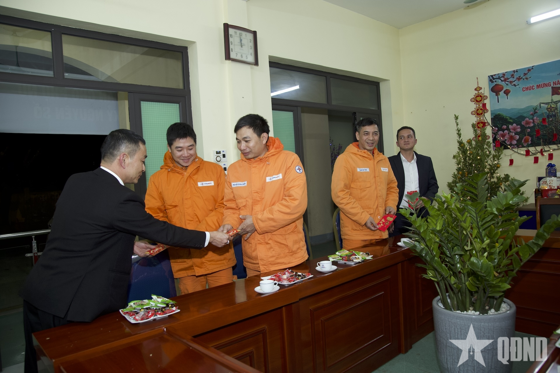 Tết sớm của thợ điện